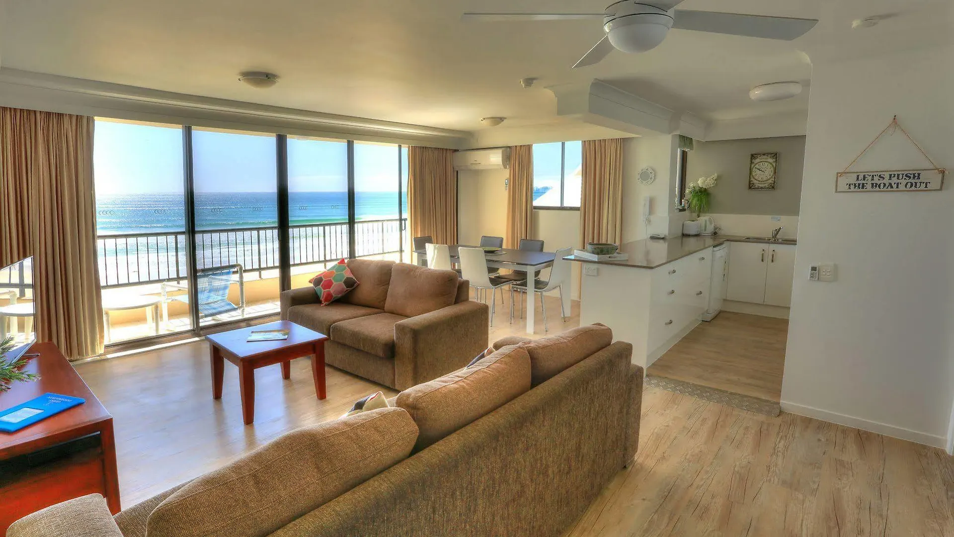 Pelican Sands Beach Resort 골드코스트