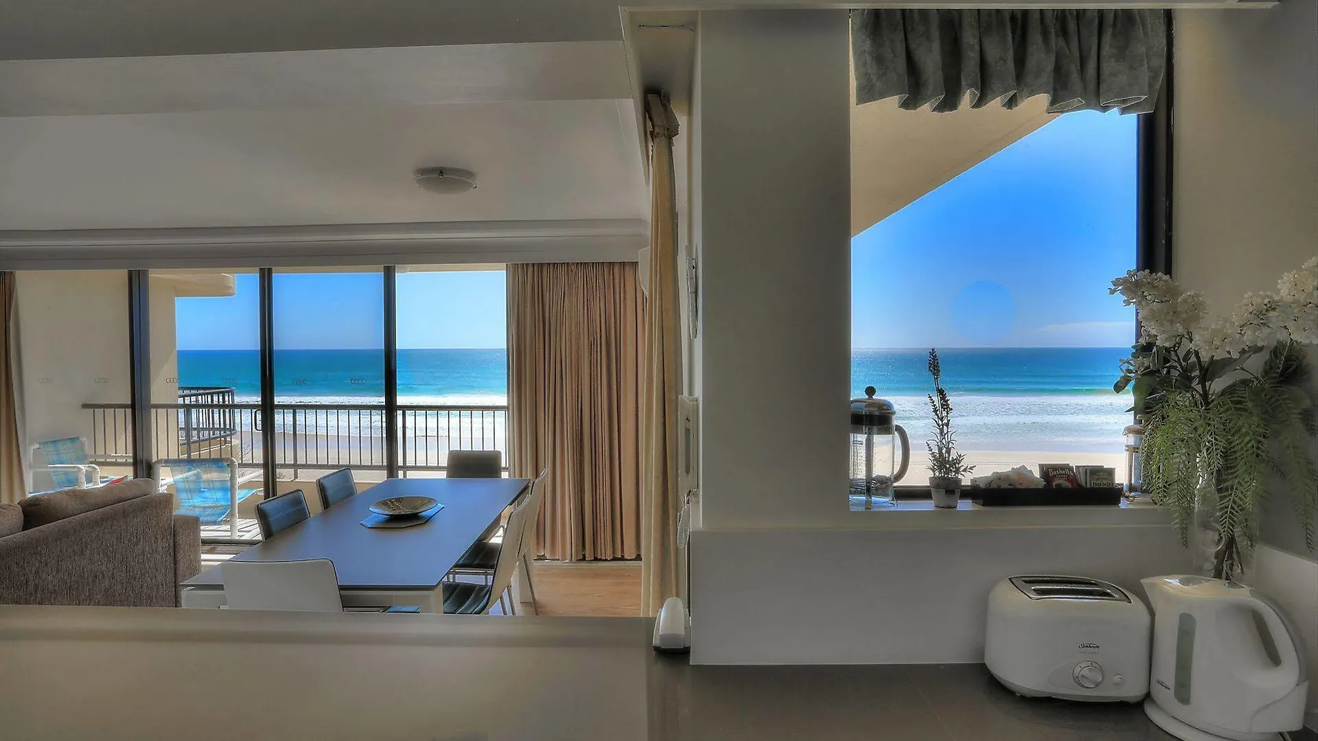 Pelican Sands Beach Resort 골드코스트